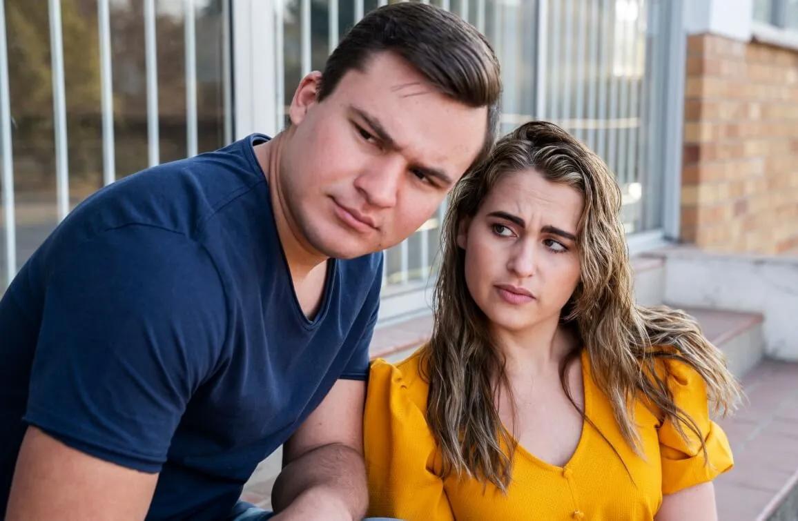 тревожная девушка с парнем